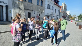 Uczniowie z klasy 4b wraz z wychowawcą na wycieczce w Kazimierzu Dolnym