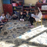 Maja czyta dzieciom z grupy 0.JPG