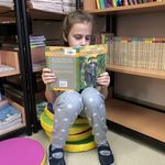 Emilka czyta książkę w bibliotece1.JPG