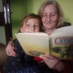 Babcia czyta Julci książkę Henryka Sienkiewicza.jpg