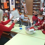 dzieci w świątecznych strojach wypożyczają książki.jpg