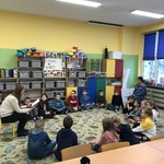 Uczniowie klasy 3e słuchają bajki czytanej przez rodzica.jpeg